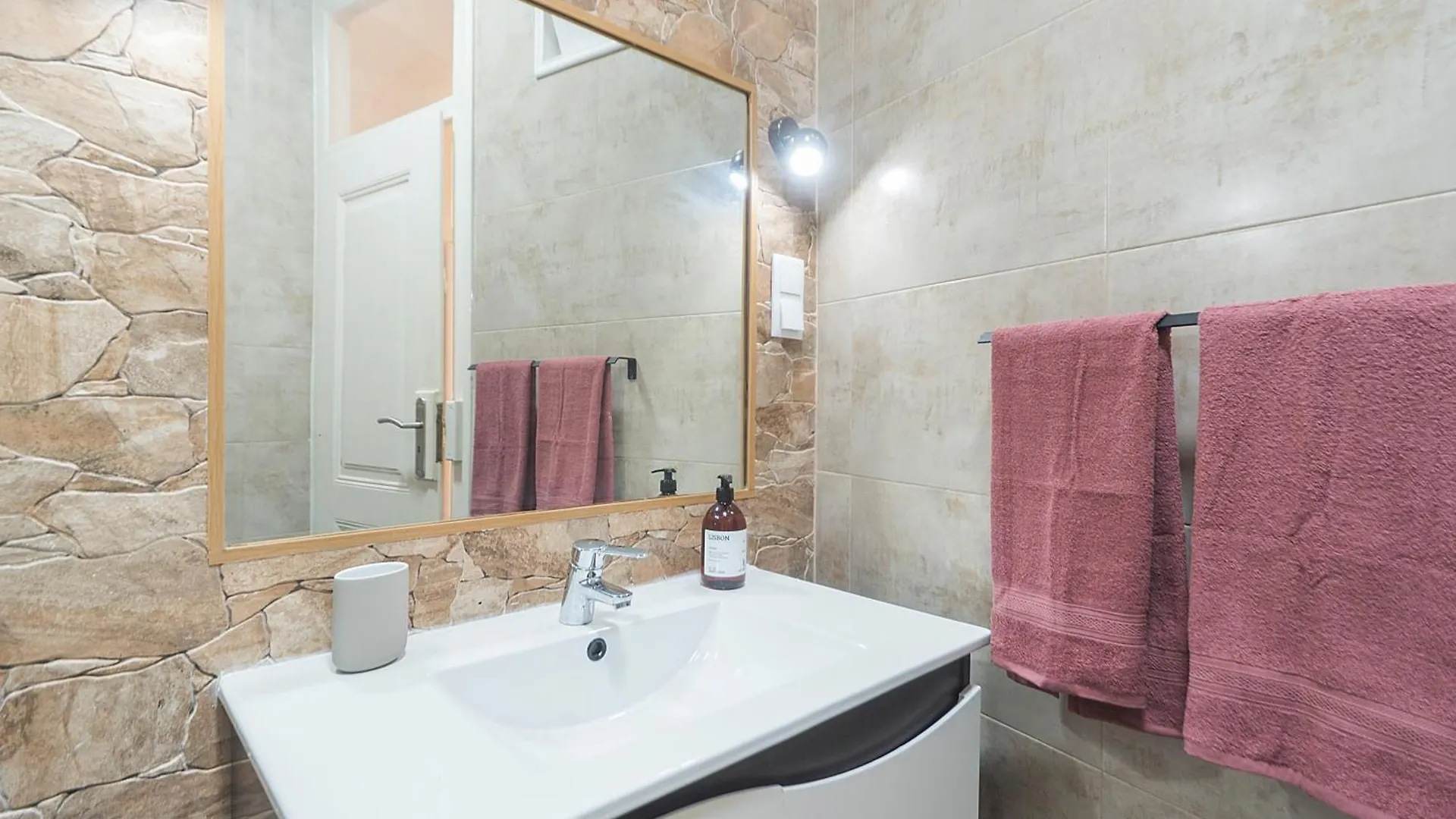 Apartamento Com 3 Quartos Muito Acolhedores Nos Anjos Lisbon 0*,  Portugal
